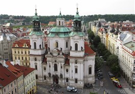 Com a bicicleta elétrica por Praga desconhecida