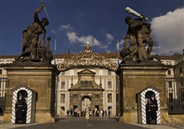 Passeio pelo Castelo de Praga em Grupo em Francês