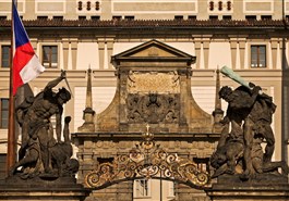 Passeio pelo Castelo de Praga em Grupo em Francês