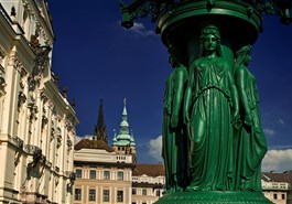 Passeio pelo Castelo de Praga em Grupo em Francês