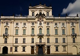 Passeio pelo Castelo de Praga em Grupo em Francês