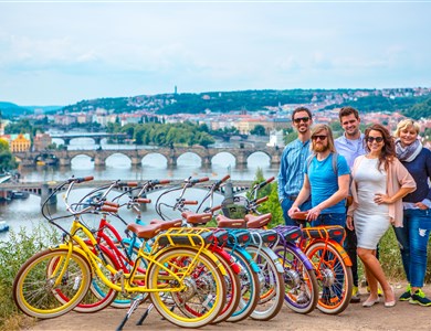 Com a bicicleta elétrica por Praga desconhecida